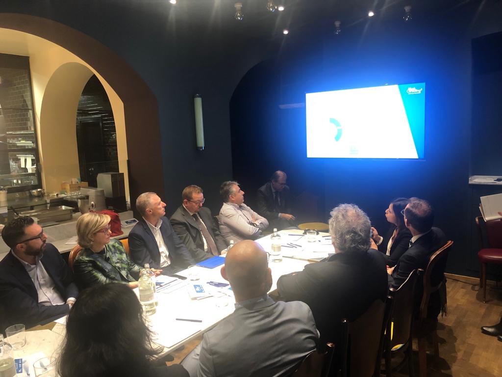 VarGroup's tweet photo. Quali sono le potenzialità della #tecnologia #Blockchain per il #business? 
Ieri sera insieme a #NetConsultingCube e @IBMItalia abbiamo illustrato la situazione in Italia: esigenze, esperienze vissute e lesson learned presso il #RistoranteOlmetto a #Milano. https://t.co/ruiUb3s0Nm