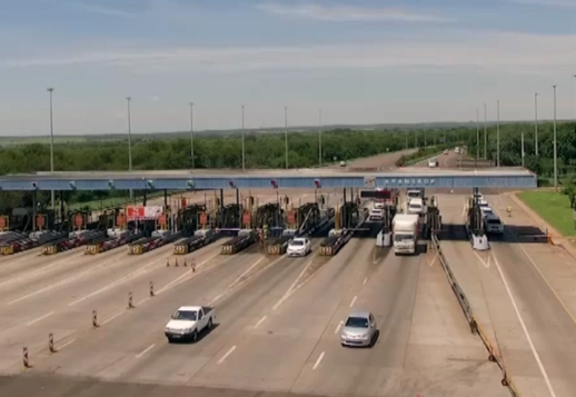 Tendaijoe's tweet photo. The N1 route from Johannesburg, which extends the length of Limpopo province, is the busiest overland route in Africa in terms of cross-border trade in raw materials and beneficiated goods. #KnowYourSA #Limpopo https://t.co/wk2qUXHZN3