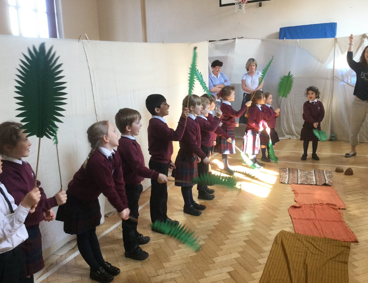 LeehurstSwanSch's tweet photo. The #Easter story presented in a compelling and engaging way by our very own Mrs CC. #LeehurstSwanPrep https://t.co/dGNn0bgROC