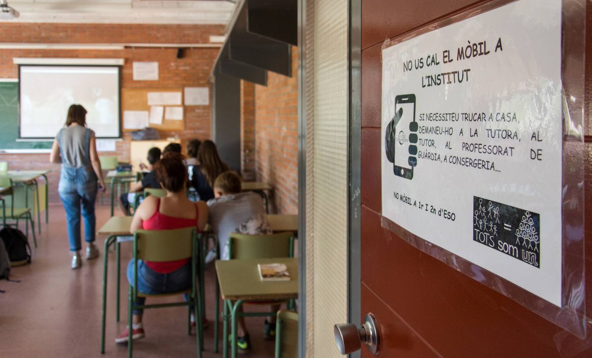 Prohibición del uso de los móviles en el aula para evitar distracciones o problemas de acoso entre menores,o penetración de la tecnología en los centros educativos. <a href="/yalocin/">yalocin</a> #prohibicionmoviles #adicciontecnologias #aprendizajemovil elpais.com/tecnologia/201…