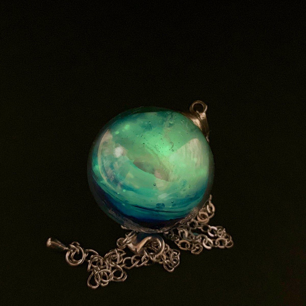 koboatari's tweet photo. 夜桜のお花見でも光ります🌟#銀河 #宇宙 #お花見 #蓄光 #ネックレス #galaxy #cosms #universe #necklace 光る!銀河ボールネックレス #minne https://t.co/COBRdjeQut https://t.co/9CN8UfzK2N