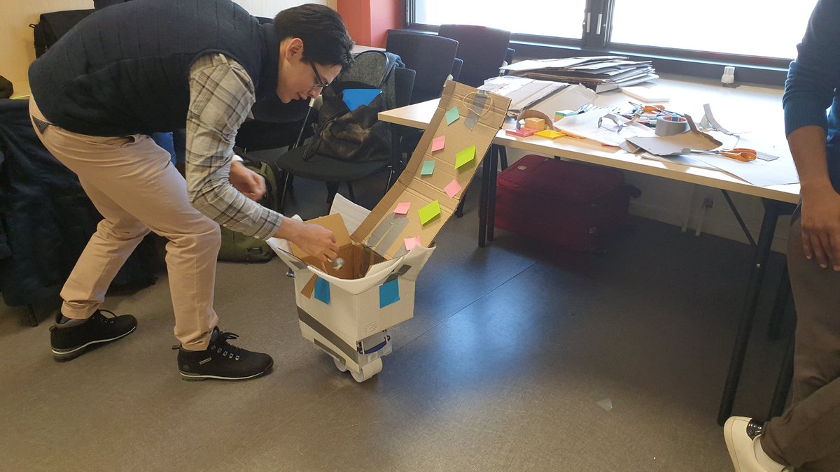 floki_io's tweet photo. Une question : quelle est la meilleure façon de mettre une balle dans une boîte ?
20 minutes plus tard, 2 prototypes fonctionnels défendus avec conviction !
Bravo aux PhD de la #JSIam :) https://t.co/kt82qaNDGo