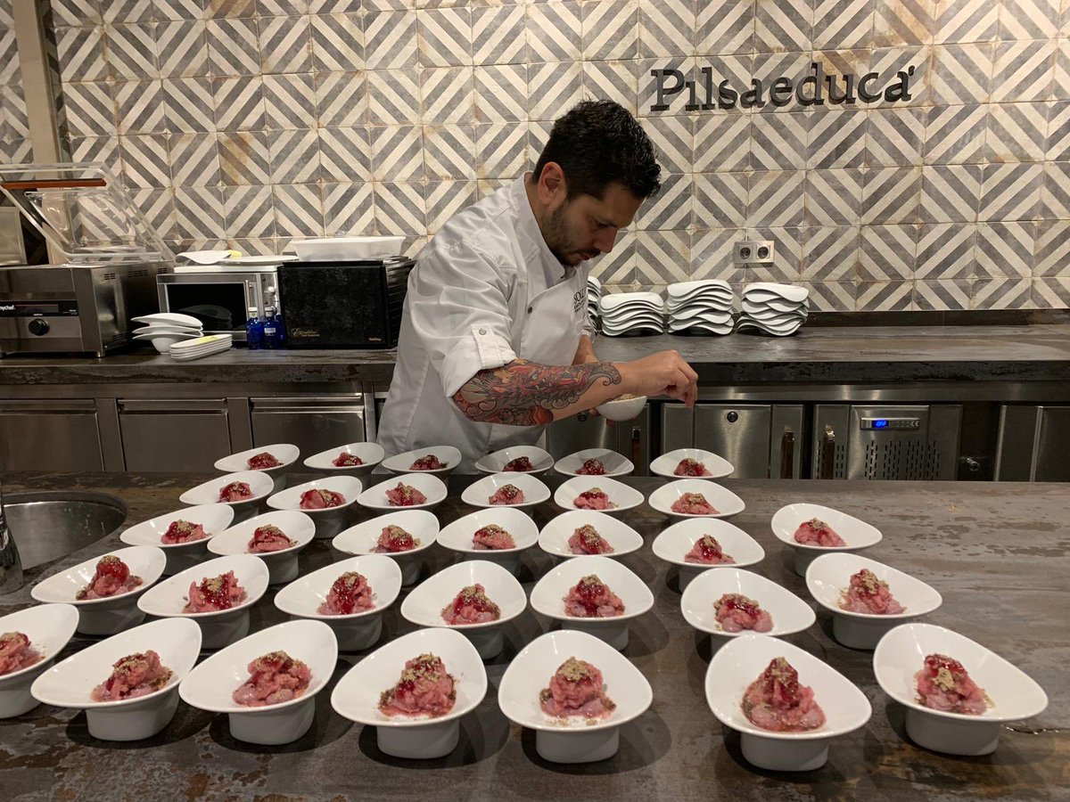 SolloRest's tweet photo. Gran evento by #DiegoGallegos @elchefdelcaviar #Pylsa (#Granada), para @GrupoCosentino . https://t.co/cysaKlsjPK
