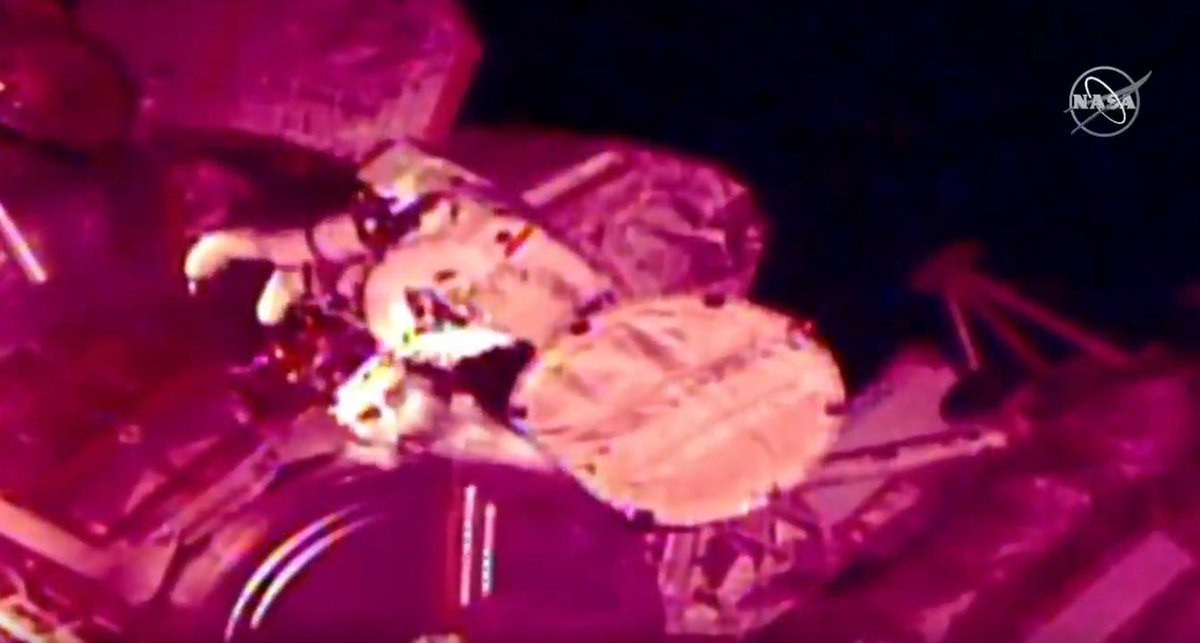 Bottlaeric's tweet photo. Ah ben finalement en voilà deux qui n'ont pas attendu la pause de midi : Christina Koch et Nick Hague sont déjà hors du sas sur l'#ISS et commencent leur mission pour placer nouvelles batteries et adaptateurs.
Dans les écouteurs, la voix de Thomas Pesquet.
https://t.co/EA1ZTkIvvF https://t.co/VCyHLWMA7x