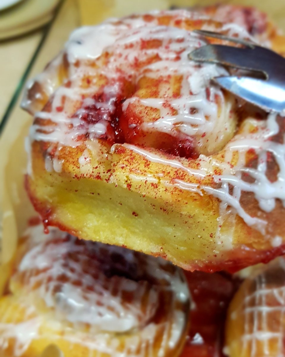 Vegan Raspberry Cinnamon Rolls #edinburgh #edinburghblogger #edinburghfoodie #edinburghfood #edinburghlife #edineats #foodphotography #foodstyling #foodie #foodinburgh #food52 #forkyeah #foodblogger #blogger #vegancinnamonrolls #veganedinburgh #vegan #baking