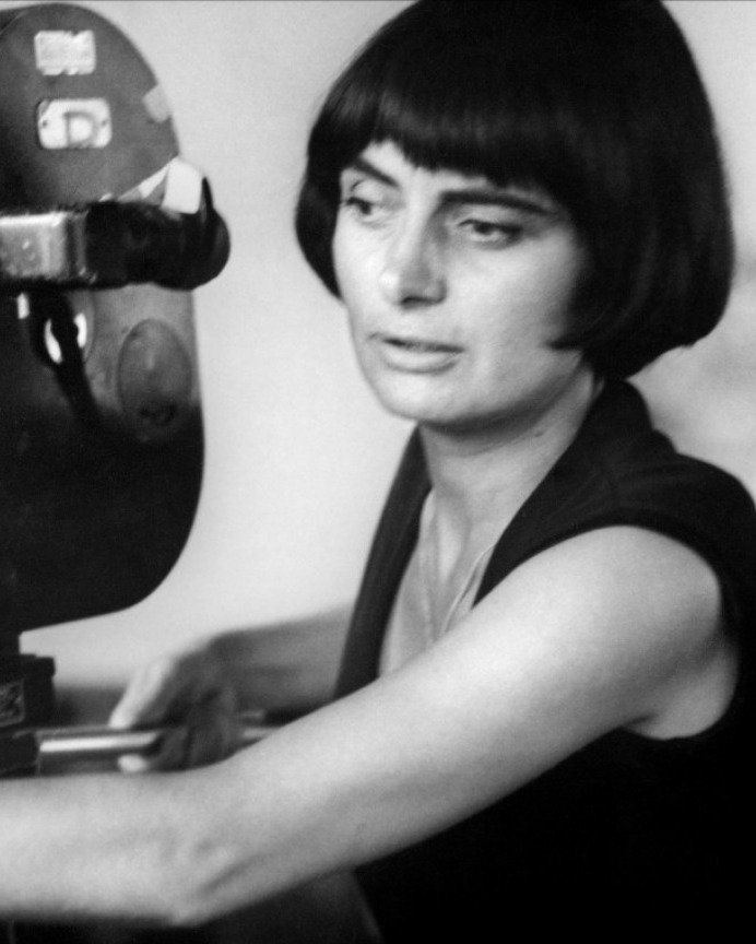 Agnès Varda, mujer de cine. Su mirada curiosa permanecerá en las pantallas de todo el mundo. Las audiencias mexicanas seguiremos viendo sus imágenes con emoción y cariño.