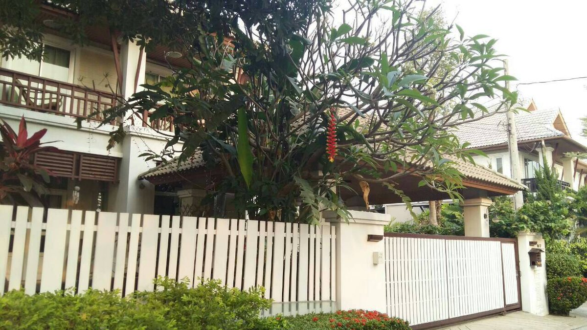 KSIRealty's tweet photo. FOR SALE - Lovely 3 bed, 2 bath gated house with balconies & study inside a private housing estate on main Onnut road #Prawet #Bangkok #Thailand: https://t.co/GVGwgx0aru @KSIRealty #realestate #thairealestate #houseforsale #homebuyers #homebuying #homeowners #homeownership https://t.co/8uTDL7wxew