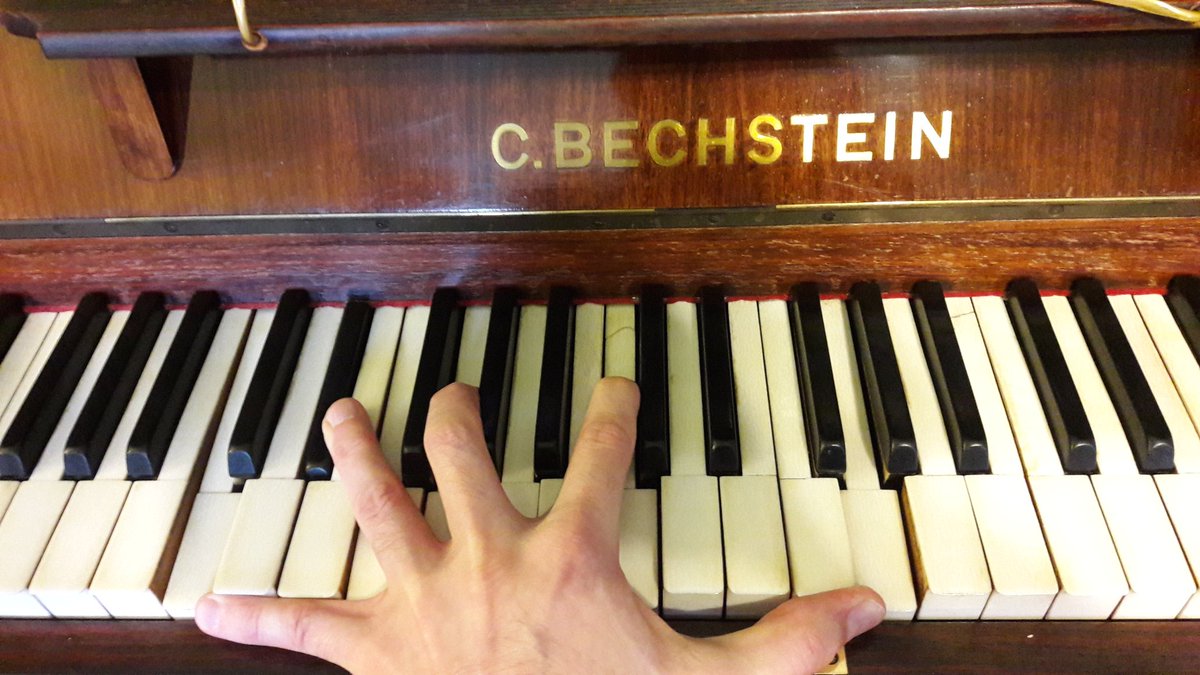 MoSlideSection's tweet photo. Happy World Piano Day! #WorldPianoDay #88keys #PianoDay #handspan https://t.co/lcwAfhQDKt