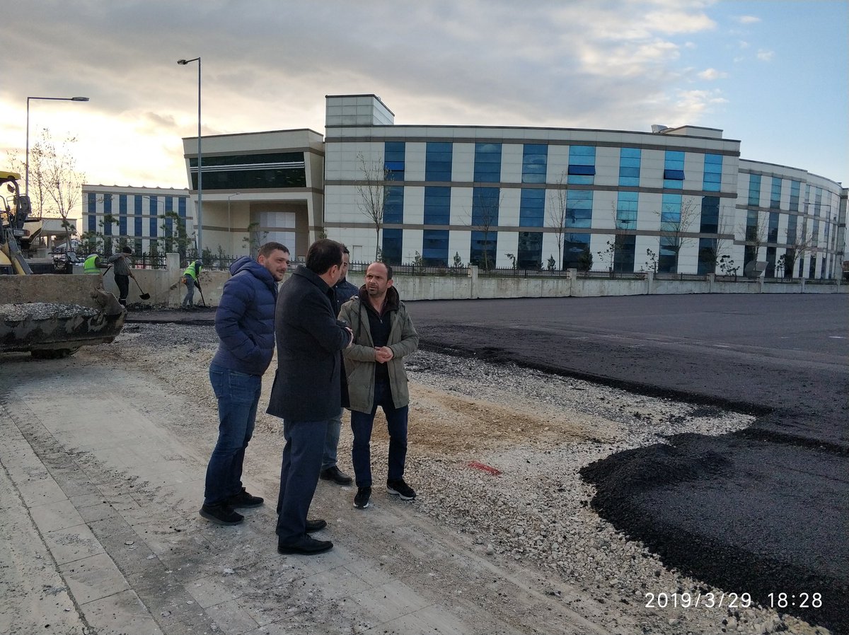 ozelidareduzce's tweet photo. #DüzceAtatürkDevletHastanesi Otoparkında yapılan #asfalt çalışmaları kapsamında; asfalt ekibimizi ziyaret eden Genel Sekreterimiz İsmail SÜNDUK, yerinde incelemelerde bulunarak yapılan çalışmalar hakkında bilgi aldı. #Düzce #Asfalt #Finiser https://t.co/tg4xQmdgDt