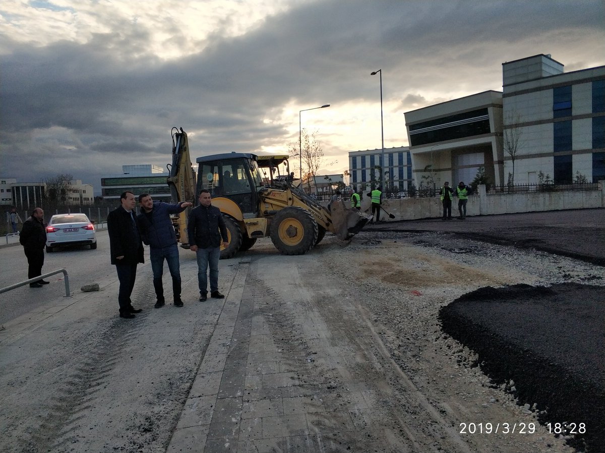 ozelidareduzce's tweet photo. #DüzceAtatürkDevletHastanesi Otoparkında yapılan #asfalt çalışmaları kapsamında; asfalt ekibimizi ziyaret eden Genel Sekreterimiz İsmail SÜNDUK, yerinde incelemelerde bulunarak yapılan çalışmalar hakkında bilgi aldı. #Düzce #Asfalt #Finiser https://t.co/tg4xQmdgDt