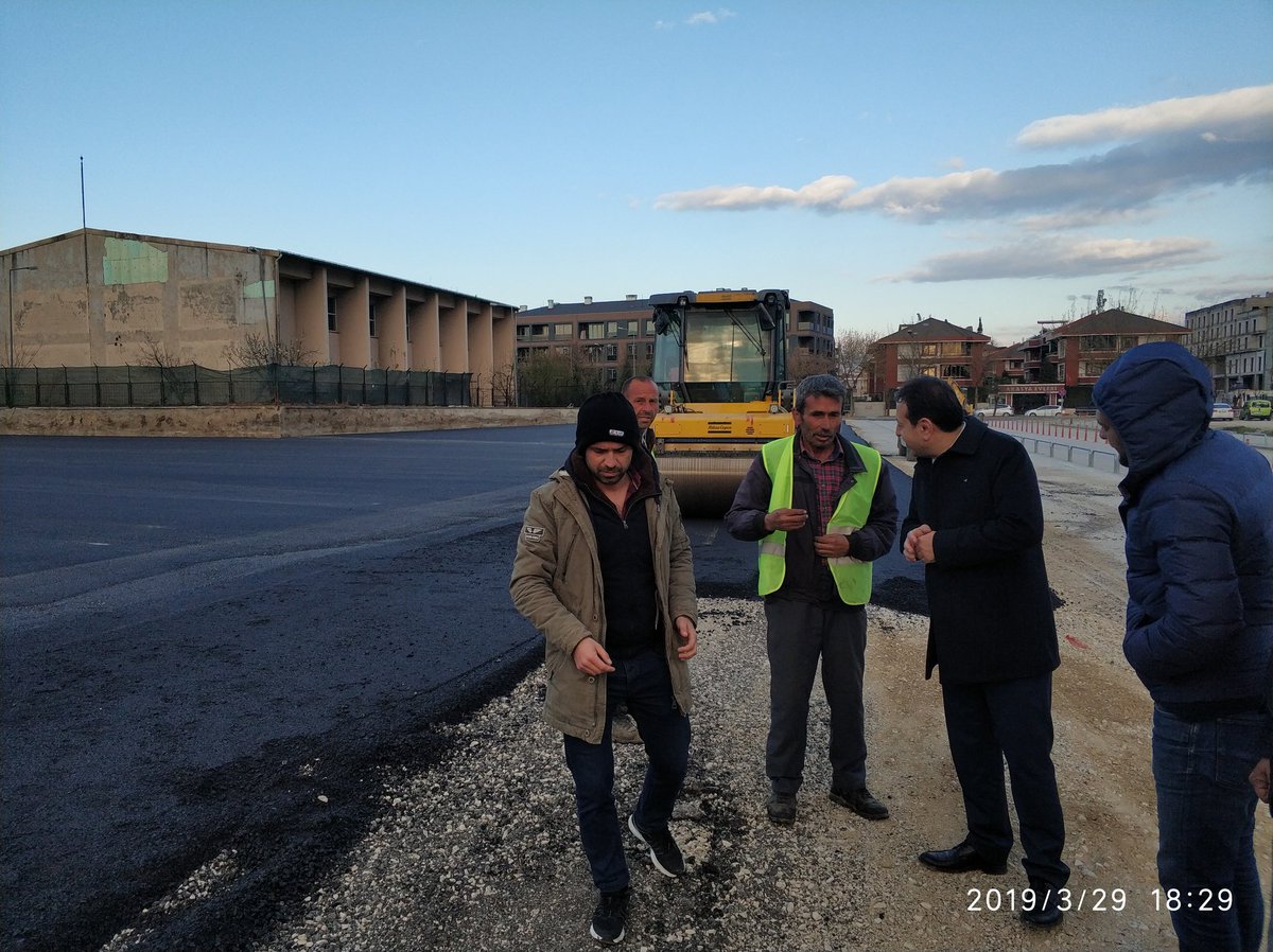 ozelidareduzce's tweet photo. #DüzceAtatürkDevletHastanesi Otoparkında yapılan #asfalt çalışmaları kapsamında; asfalt ekibimizi ziyaret eden Genel Sekreterimiz İsmail SÜNDUK, yerinde incelemelerde bulunarak yapılan çalışmalar hakkında bilgi aldı. #Düzce #Asfalt #Finiser https://t.co/tg4xQmdgDt