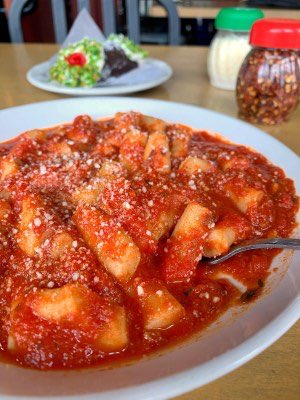 NEW CITY GUIDE!! Where to eat in Little Italy, Chicago. 312food.com/little-italy-c…. In partnership with <a href="/Nextdoor/">Nextdoor</a>’s Neighborhood Faves.