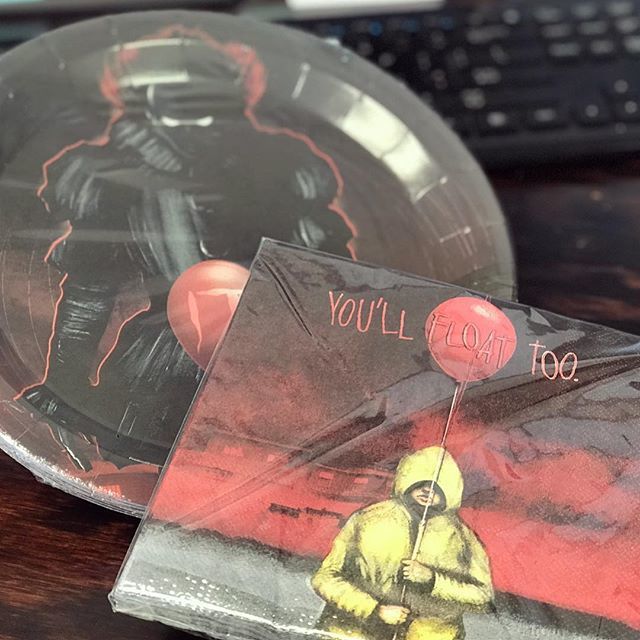 htfps's tweet image. We all float down here 🎈Fans of #horror are going to love our new #it supplies! #pennywise #stephenking #stephenkingsit #doubletap #htfps #hardtofindpartysupplies ift.tt/2Un5poU