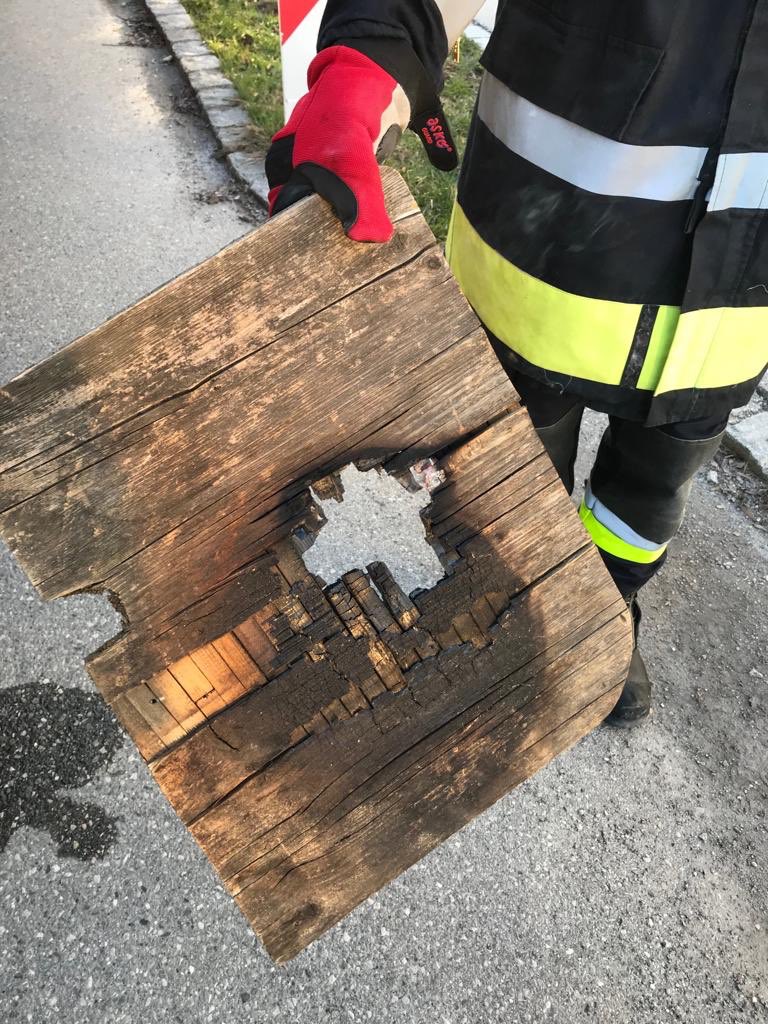 FFP112's tweet photo. #Feuerwehr #Penzberg - Einsatz Nr 052 - 29.03.19 - 16:55 Uhr - Alpenstr - Brand eines Tisches auf einem Balkon - 🚒🚒🚒🚒 https://t.co/Tbl5Q72sgy