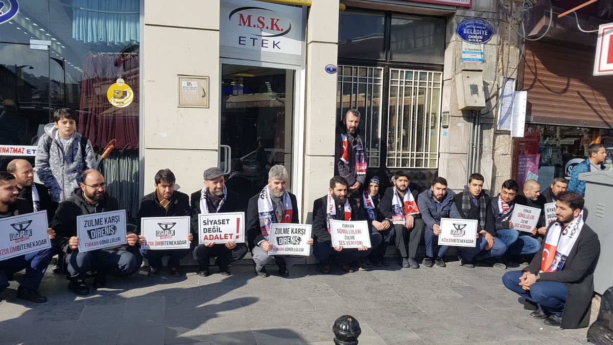 Bismillah..
Hepimiz OnuDinliyoruz

Çünkü o doğruları konuşuyor.
Çünkü o TEVHİD üzerinde duruyor.
Çünkü o içimizden biri.
Çünkü o dava adamı..
Çünkü o ÜMMET diyor, mücadele ediyor. 
Hepimiz ONU DİNLEMEYE DE DEVAM EDECEĞİZ.
O kim mi?
#HepimizOnuBekliyoruz