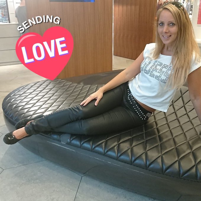 W&uuml;nsche euch allen ein sch&ouml;nes Wochenende . . #like #Retweet #annabelmassina .  #leatherfashion #fashion<a href="/tag/like"class="tags">#like</a><a href="/tag/fashion"class="tags"><span>#fashion</span></a><a href="/tag/followme"class="tags"><span>#followme</span></a><a href="/tag/sexy"class="tags"><span>#sexy</span></a><a href="/tag/weekend"class="tags"><span>#weekend</span></a><a href="/tag/modeling"class="tags"><span>#modeling</span></a><a href="/tag/milf"class="tags"><span>#milf</span></a>