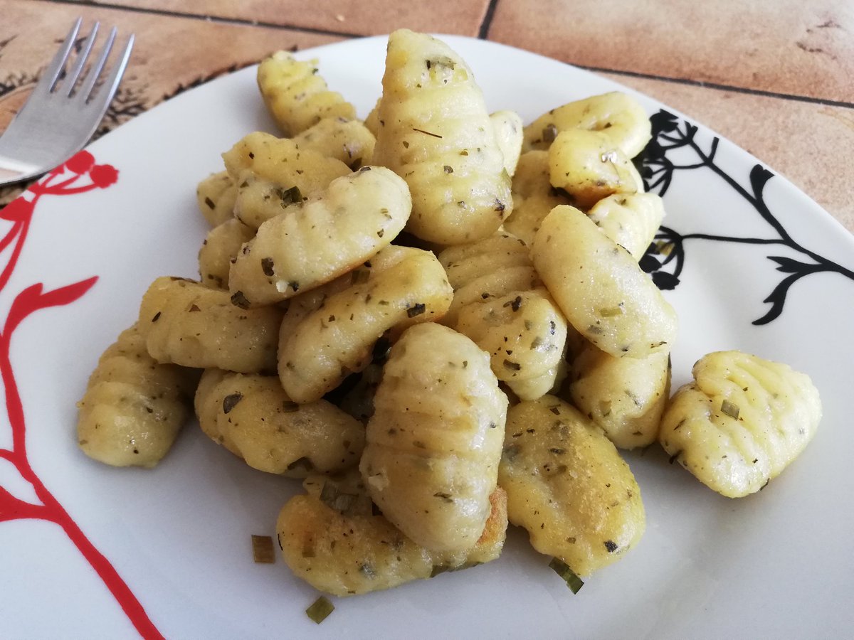 Bloody_testet's tweet photo. (Werbung wg. Markennennung) Lecker Frischkäse-#Gnocchi von #Hilcona zum #Mittag. Schön frisch und weich durch den Frischkäse. Die Kräuter der #provence runden den Geschmack noch ab. ❤️ #lunch #lunchtime https://t.co/maQqRwhv6V
