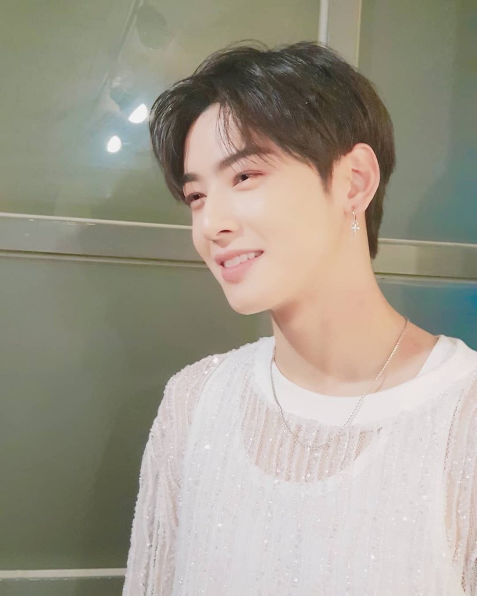 bewrattana2878's tweet photo. [190330] Official ASTRO twitter update 
#JinJin •

우리 은우의 생일입니다 여러분~^^ 유후!!! 항상 팀을 위해서 열심히해줘서 고맙고 많은 분들이 축하해주고있지만 나도 마니마니 축하하고 사랑한다 동생아🐶💜 #로하수호_해피은우데이
#HappyEunwooDay 

#astro #아스트로  #ChaEunwoo #차은우 https://t.co/6MrkHIn5go