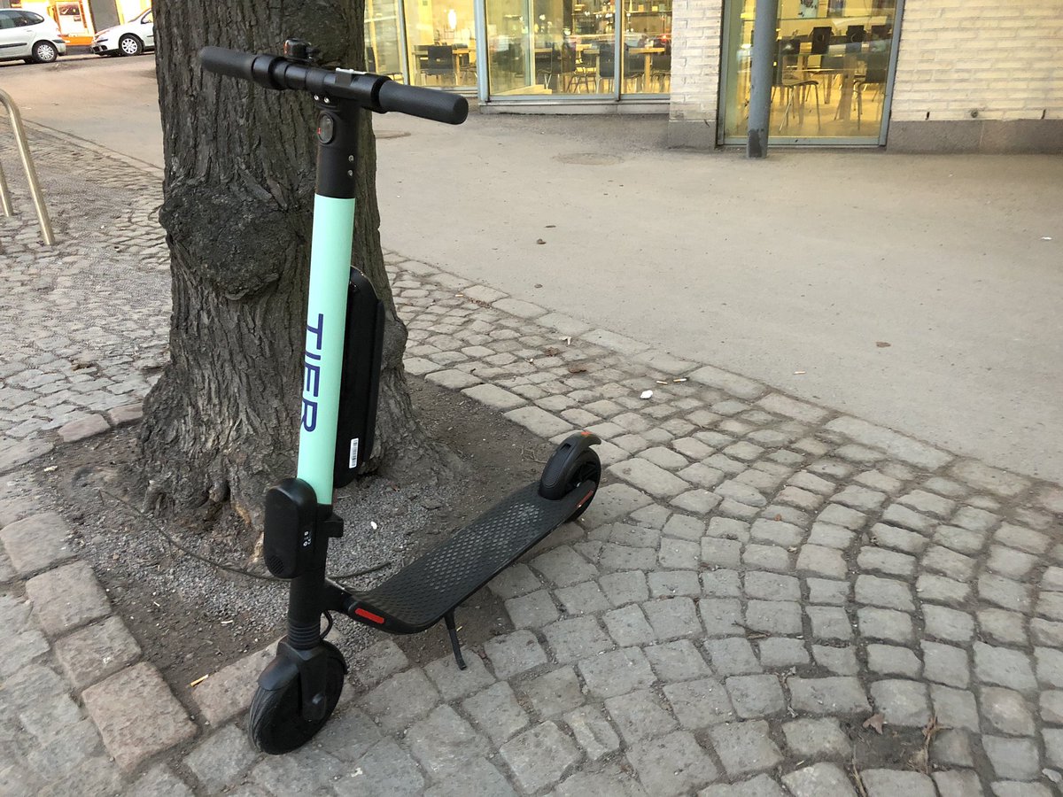 OutiSaunamaki's tweet photo. Nyt ne tuli! Sähköpotkulaudat Helsingin kaduille. Epäilemättä tämän kevään villitys. Täytynee kokeilla. #potkulauta #menopeli #sähköpotkulauta https://t.co/3wpUd6s1S1