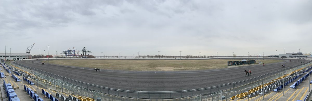 ThePHHA's tweet photo. We lost the sun but the horses don’t mind! Opening Day Harrah’s Philly 2019 is underway #phha #harrahsphilly #harnessracing2019 https://t.co/UaLE0iroAc