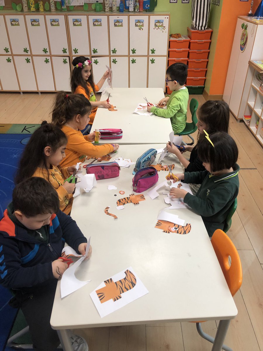 FLORYADOGAELT's tweet photo. In our phonics class, we discovered words starting with ''t'' sound. Tiger was one of them 🐅🐅 We had fun while preparing our tigers💕 @FloryaDoga_ @TamerrAktas @DuyguYamanD @KevsGunesMetin https://t.co/QESApijLiW