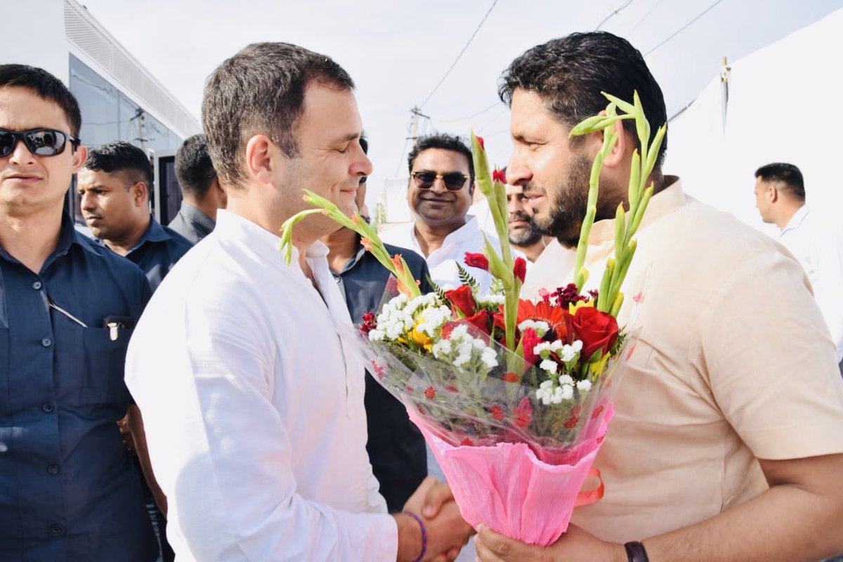 HarpreetCheema_'s tweet photo. लाडवा में @RahulGandhi जी के अगुवाई में पहुँची पूर्व मुख्यमंत्री चौ.@BhupinderSHooda की अध्यक्षता में हरियाणा में चल रही बहुचर्चित #परिवर्तन_बस_यात्रा में @CHOTIWALA जी @AnantIyc के साथ हरप्रीत चीमा के नेतृत्व मे  कार्यकर्ता क़ाफ़िला रवाना हुए @Allavaru @DeependerSHooda @IYC https://t.co/wR5DEy8muq