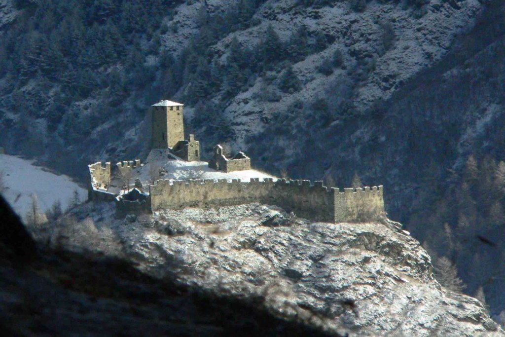DifferentJo's tweet photo. the #Graines #Castle in @Valle_dAosta  https://t.co/CIqdjfwJa9 https://t.co/teUosiDNUP