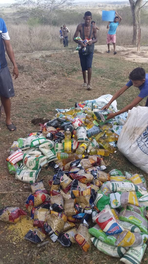 Gerardo_Moron's tweet photo. #Falcón: Habitantes del sector El Caimán, parroquia Yaracal, tras varias semanas de ver entrar y salir  carros y cavas, algunos escoltados por  funcionarios, descubren que  finca era usada por un "Cartel de la Comida" como depósito clandestino de productos CLAP y hasta perniles. https://t.co/JBV3wzW2wA