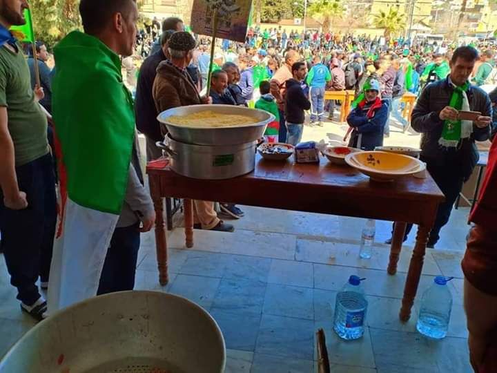 ObservAlgerie's tweet photo. Marche du #29_Mars : Couscous, viandes et fruits pour les manifestants à #Béjaia
➡️➡️Suivez le direct : https://t.co/btauWlSAPb⠀
⠀
#Algérie #Alger #حراك_29_مارس #الماده_102 #102_de_la_constitusion #Bouteflika #Gaid_Salah #manifestation https://t.co/c2nmBqYTjq