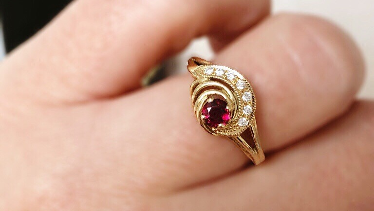 VictorianRingCo's tweet image. Get lost in Halley&apos;s Comet 💫 A 0.35 carat round brilliant-cut ruby is held in a swirl of 18 carat yellow gold with a diamond tail. An cosmic Art Nouveau design ✨⁣ bit.ly/2TUSNoO
Model No: 3149⁣
#rubyengagementring #rubyring #ruby #artnouveaujewellery