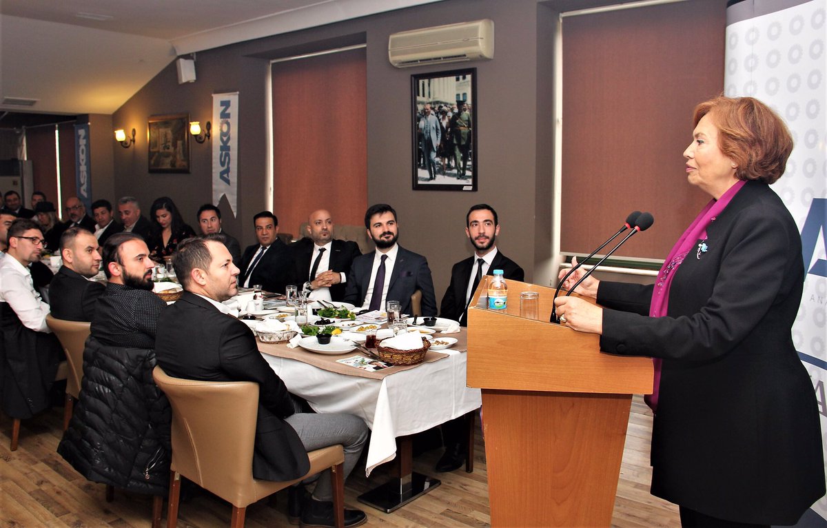 gaye_doganoglu's tweet photo. Anadolu Aslanları İşadamları Derneği’nin düzenlediği kahvaltıya katıldık. İş insanlarımıza projelerimizi bir kez daha anlatma fırsatı bulduk. @ASKON 'un kadın üyelerine siyasete girmelerini ve bu kent için fikirlerini söylemelerini istedik 🌺
#Konyaaltı #KonyaaltininBirGayesiVar https://t.co/PY5SpEGmEs
