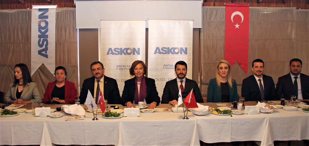 gaye_doganoglu's tweet photo. Anadolu Aslanları İşadamları Derneği’nin düzenlediği kahvaltıya katıldık. İş insanlarımıza projelerimizi bir kez daha anlatma fırsatı bulduk. @ASKON 'un kadın üyelerine siyasete girmelerini ve bu kent için fikirlerini söylemelerini istedik 🌺
#Konyaaltı #KonyaaltininBirGayesiVar https://t.co/PY5SpEGmEs