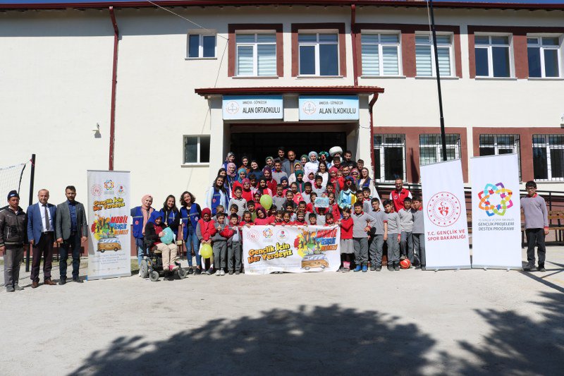 Amasya Gençlik Merkezi ve Amasya Gençlik ve Spor Kulübü işbirliği ile hayata geçen Gençlik ve Spor Bakanlığı Gençlik Projeleri Destek Programı Kapsamında hibe edilen,"Gençlik İçin Her Yerdeyiz" Mobil Gençlik Merkezi projemizin 11.durağı Amasya Göynücek Alan İlk ve Ortaokulu oldu.