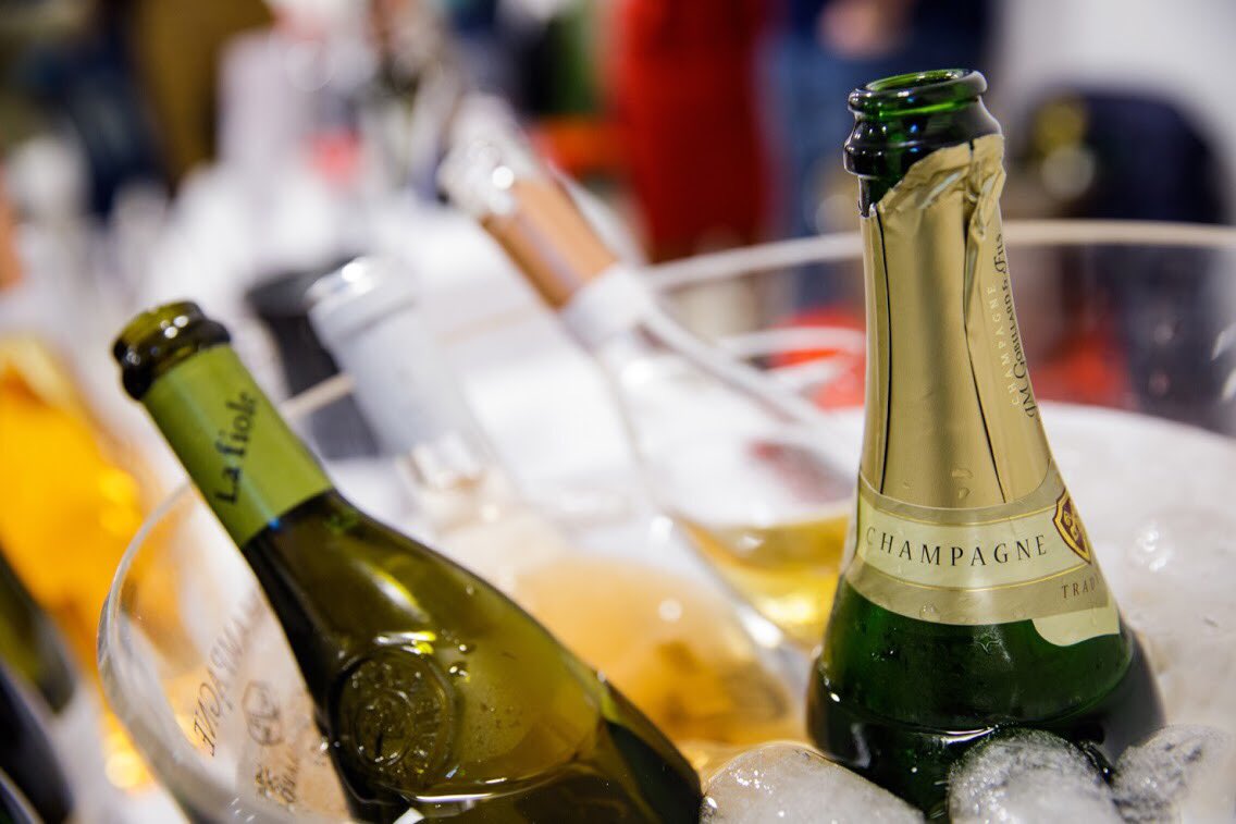 CASAPABLOVINOS's tweet photo. Es viernes, ¿descorchamos? 

#winelover #winestagram #restauración #distribución #tiendadevinos #wineshop #Gobillard #LaFiole #Anais #wine #vino #Champagne #CotesDuRhone https://t.co/oSDbbKsNva