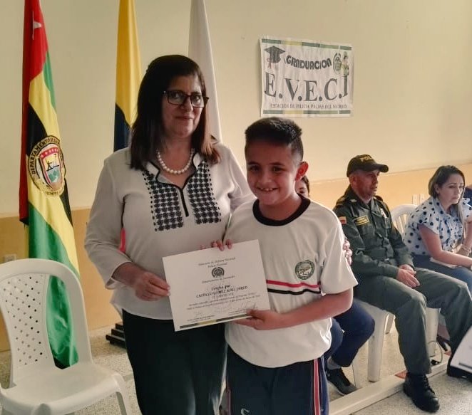 PANORAMACOMUNE1's tweet photo. #NiñosEVECI| La @PoliciaStander 👮‍♀️🚔👮‍♂️sigue comprometida con el futuro de los niños en el municipio de Palmas Del Socorro educando en valores y ética para la formación de excelentes ciudadanos. Así también se #ConstruyeSeguridad .🛡
#JuntosPorLaNiñez https://t.co/w46fFgD6Ik