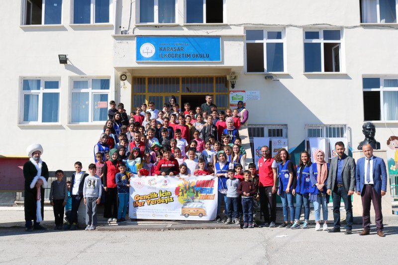 Amasya Gençlik Merkezi ve Amasya Gençlik ve Spor Kulübü işbirliği ile hayata geçen Gençlik ve Spor Bakanlığı Gençlik Projeleri Destek Programı Kapsamında hibe edilen,"Gençlik İçin Her Yerdeyiz" Mobil Gençlik Merkezi projemizin 12. durağı Göynücek Karaşar İlk ve Ortaokulu oldu.