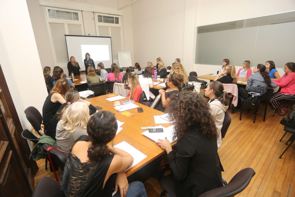 erica_hynes's tweet photo. Comenzamos en #Rosario el seminario “Desafíos de género en la ciencia, la tecnología y los negocios”. Cinco encuentros donde capacitadores de toda la provincia recibirán herramientas para incorporar la perspectiva de género en emprendimientos 👩🏻‍💼 💡👩🏼‍💻 https://t.co/qFMcNsrwoN