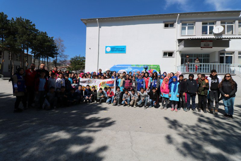 Amasya Gençlik Merkezi ve Amasya Gençlik ve Spor Kulübü işbirliği ile hayata geçen Gençlik ve Spor Bakanlığı Gençlik Projeleri Destek Programı Kapsamında hibe edilen,"Gençlik İçin Her Yerdeyiz" Mobil Gençlik Merkezi projemizin 13. durağı Göynücek Şehit Tuncay Kurt Ortaokulu oldu.