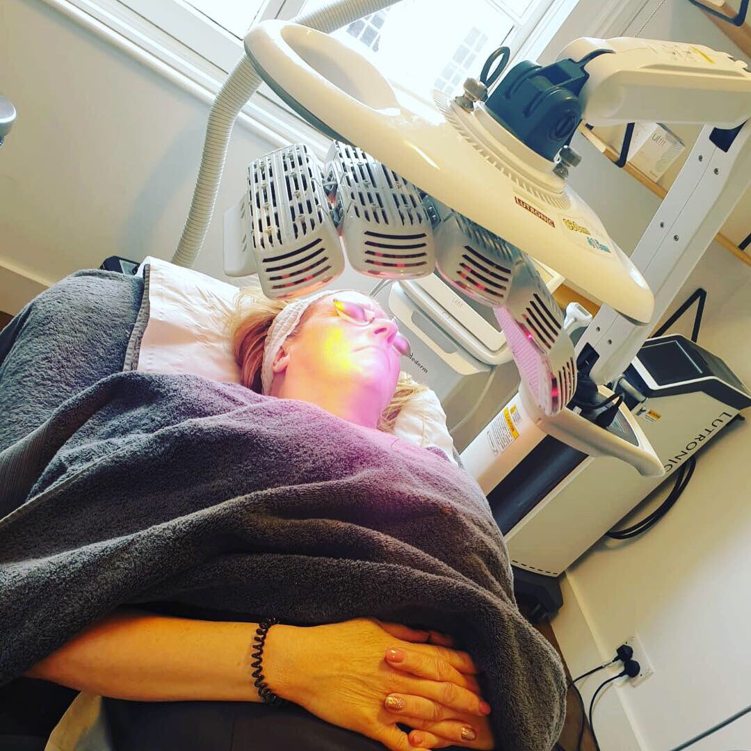 VennHealthcare's tweet photo. Healite II Low Level Light Therapy (LLLT) workshops today in London with the lovely Dr Glen Calderhead the inventor of Healite II and the GURU of LED light therapy.
@LutronicCorp
#healiteII #lutronichealite #lighttherapy #ledlighttherapy #skincare #lightfacials #healite https://t.co/h6UbmlEkcb
