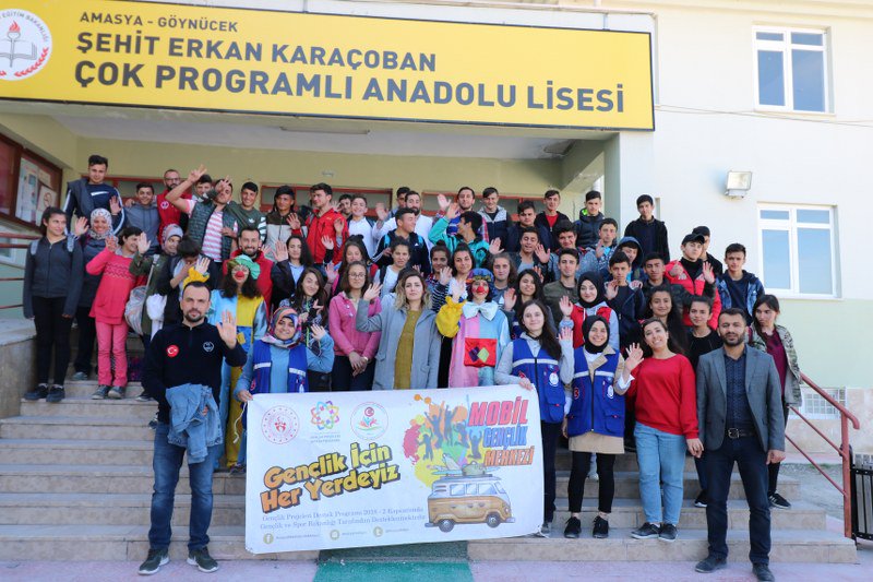 #GençlikİçinHerYerdeyiz Mobil Gençlik Merkezi projemizin 14. durağı Göynücek Şehit Erkan Karaçoban Çok Programlı Anadolu Lisesi oldu. Gençlerimizin hayatlarına dokunmaya ve gönüllerinde yer almaya devam ediyoruz. Projemizin gerçekleşmesinde emeği geçen herkese teşekkür ederiz.
