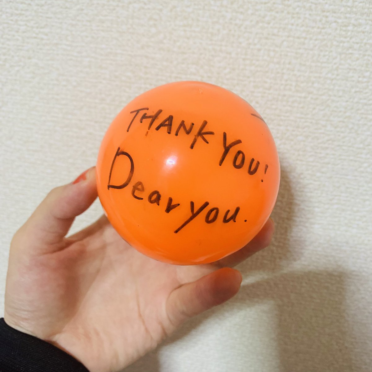 moco319_'s tweet photo. ひなた生誕祭 サインボールゲットしてしまいました、、、😭🌸
まさか推しの20歳の生誕祭で、こんなことが起こるなんて、ほんと恐怖を感じるくらいうれしいです、、、😭ひなたありがとう 😭😭😭
ひなた推しであることは私の誇りです！！！本当におめでとう 🥺🧡#柏木ひなた生誕祭2019 https://t.co/oCSXzd6CKt