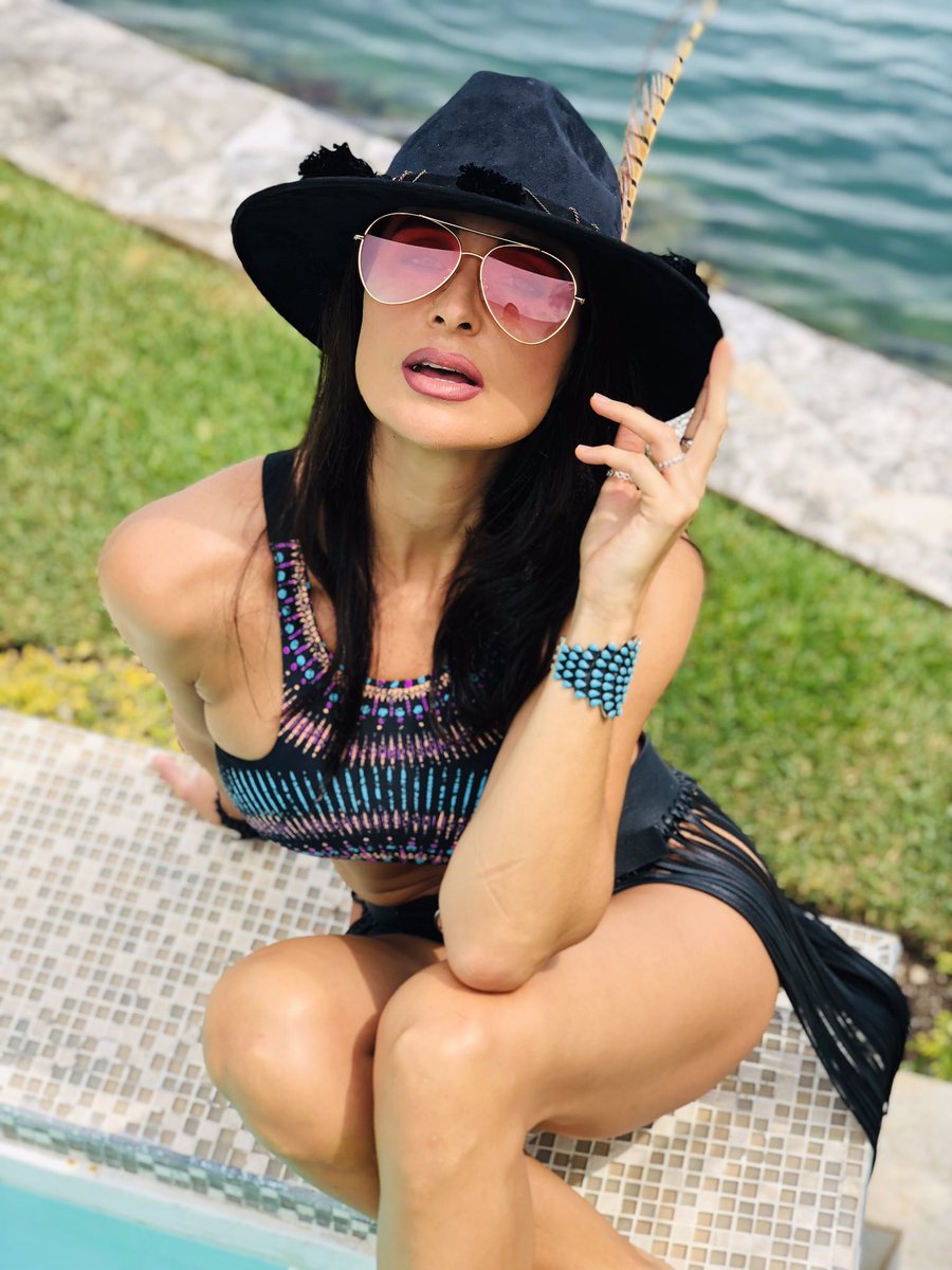 MiNombRealRevez's tweet photo. Cool hats!! ORDER YOURS IG @glam_beach https://t.co/ztIprbNXw1 #livewithstyle #chains #feathers #chains #mexican #madeinmexico #handmade #suede #style #specialedition #coolhats #tulum #tulumstyle #beoriginal #goals #springbreak #sea #hats https://t.co/xme7a6ivco