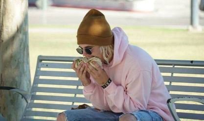 magdaleneperez's tweet image. Fake Bieber was just enjoying his burrito #StLouisStyle msn.com/en-us/foodandd…