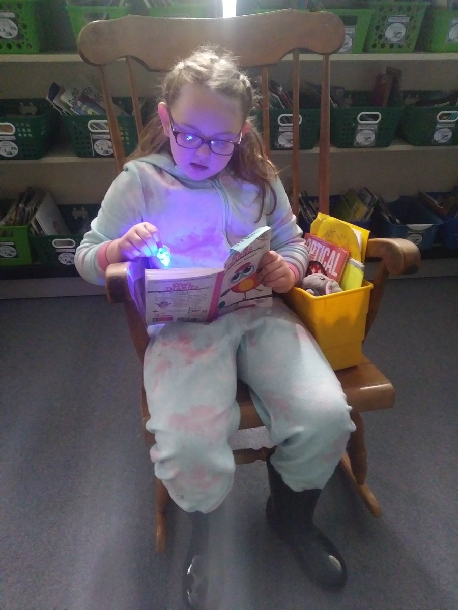 PJs, flashlights, and books...what a great way to spend a Friday morning! #edmonsonlions #WeAreLamphere