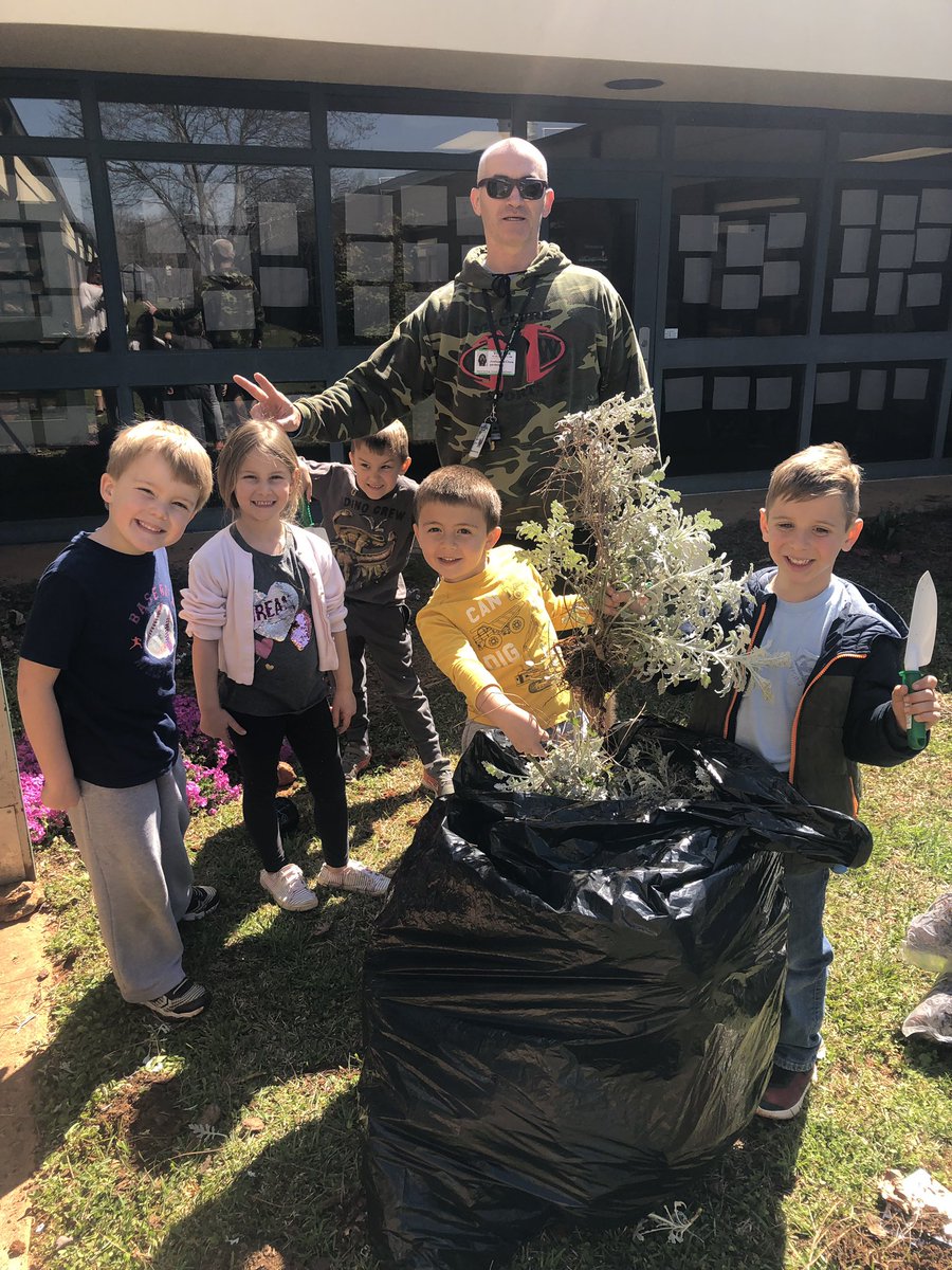 paula156afbt's tweet photo. Thank you Mr.Mclure for planting and gardening with our class. 🌱🌷🌿🌼@Hall_Schools @SSenrichment #mrssmatherskindergarten #exploringplants https://t.co/a6JH81PEzO