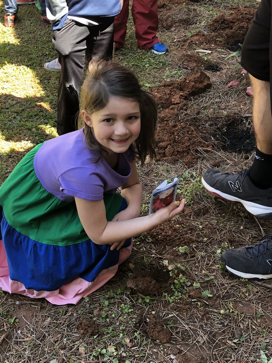paula156afbt's tweet photo. Thank you Mr.Mclure for planting and gardening with our class. 🌱🌷🌿🌼@Hall_Schools @SSenrichment #mrssmatherskindergarten #exploringplants https://t.co/a6JH81PEzO