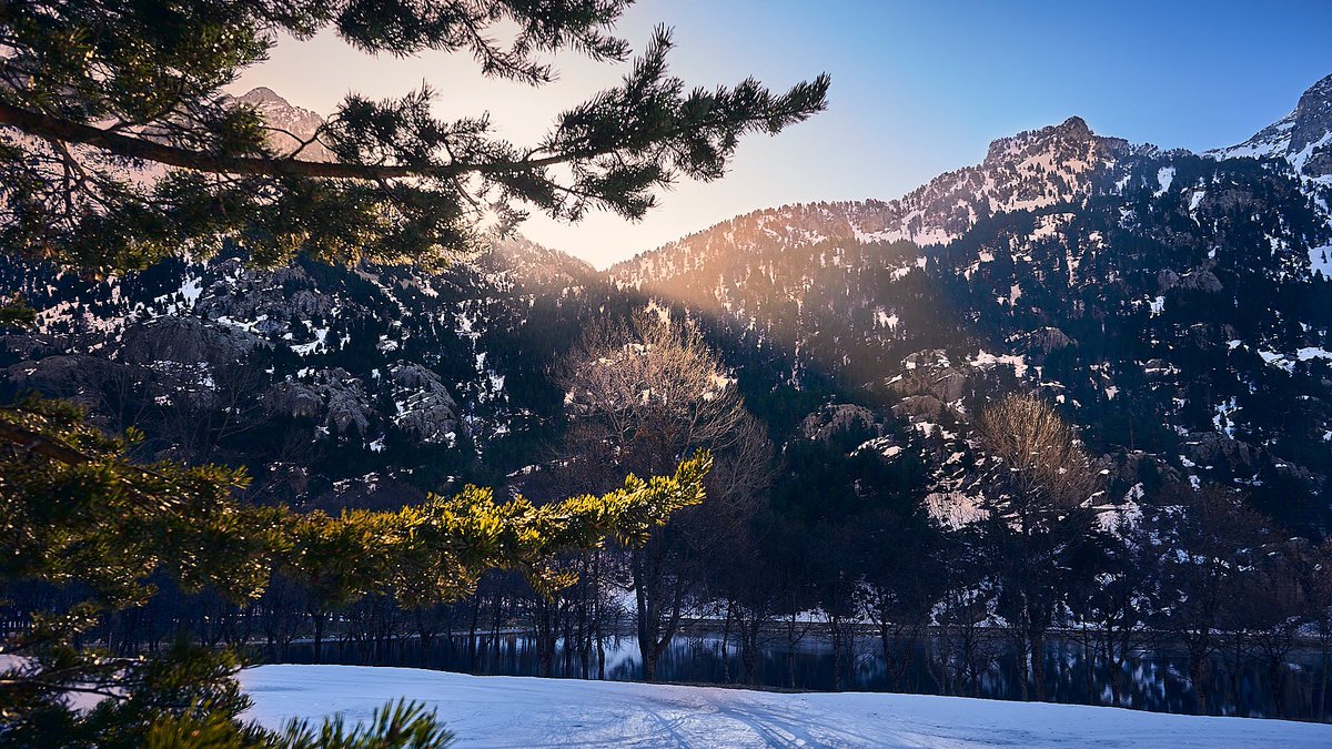 GCajal's tweet photo. Amanecer en el Balneario de Panticosa este invierno.
Me gustó que los primeros rayos de luz iluminaran las copas de dos enormes árboles al pie del lago.
Sony Alpha 7 III, ISO 100, f7.1, 28mm,1/50s
#fotografía #landscape #panticosa #balneariodepanticosa https://t.co/HKPUIALhyz