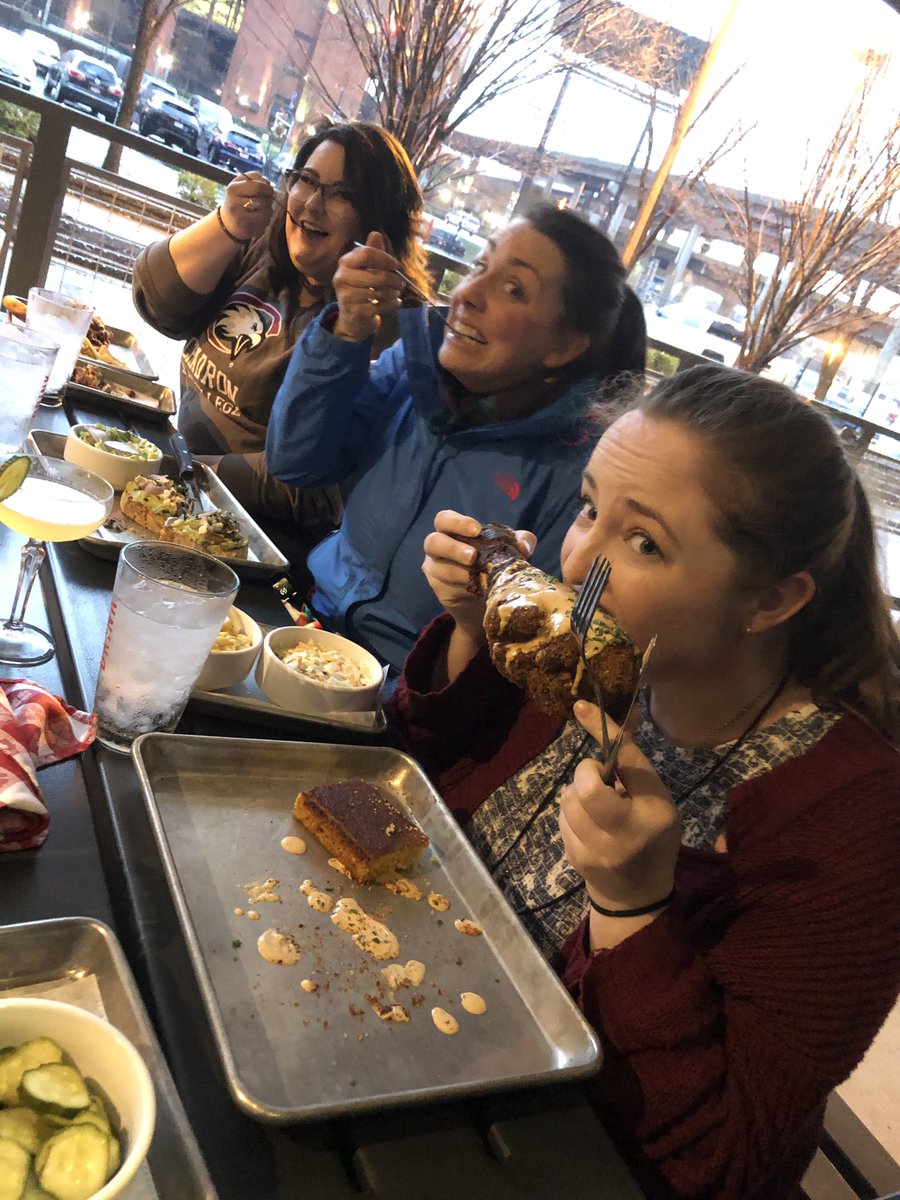 drkcox's tweet image. Found some great St. Louis bbq last night with @MaryClaiJones1 @AlyssaErmish @naomi_sug @LaniStewart31 @lydiaprivett @AshyBlacksheep @shannon_s_lit @CSCSigmaTauDelt @english_csc @chadronstate #19engcon