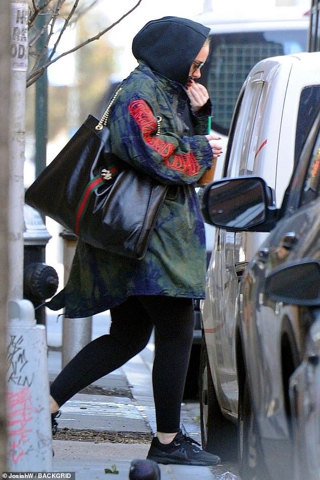 FansClubArgent3's tweet photo. Ella está de vuelta! Después de todos estos años con solo fotos de su última gira y después nada... @adele viene en menos de una semana y nos compensa con todo esto! Cómo no amarla? #adele #laurie #blue #adkins #A4 #adeleisback #adelenewalbum #adele2019 #adelenews #adelealways https://t.co/ScE1yxD8F3