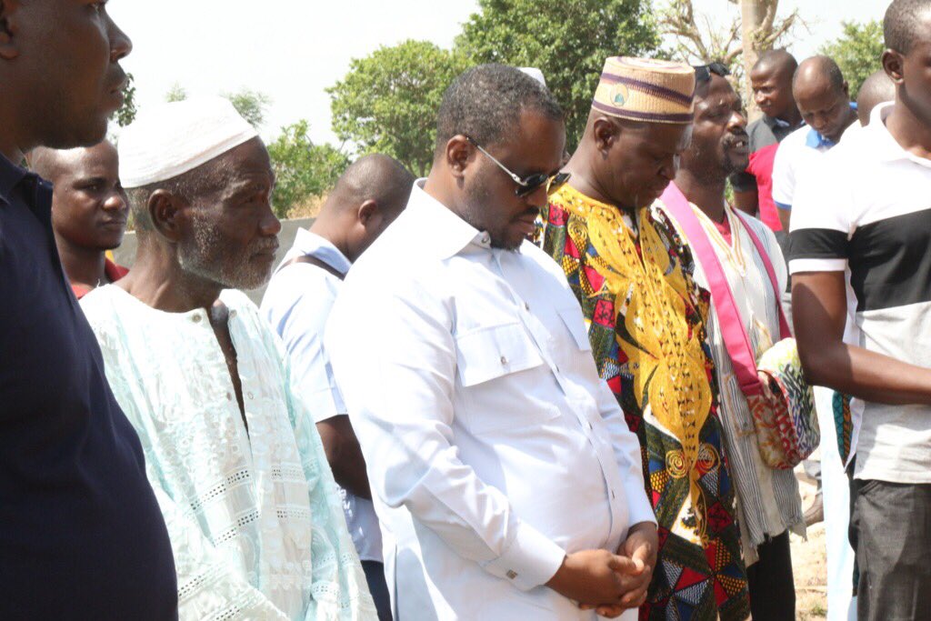 SOROKGUILLAUME's tweet photo. Ce jour à Foumbolo sur la tombe de feu Drissa Ouattara tué lors de l’attentat sur notre avion le Fokker le 29 Juin 2007. https://t.co/jXTXF27yg9